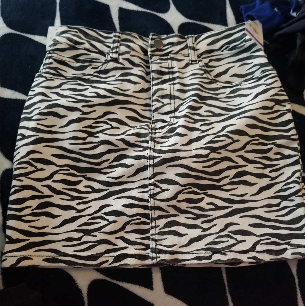 Super down girls skirt zebra desing size L